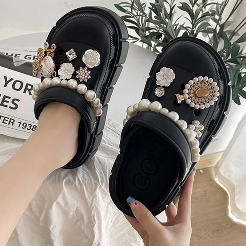 2023 New Fashion Charms Clogs Thick Sole Outdoor Women Slippers High Quality Summer Beach Sandals For Girls