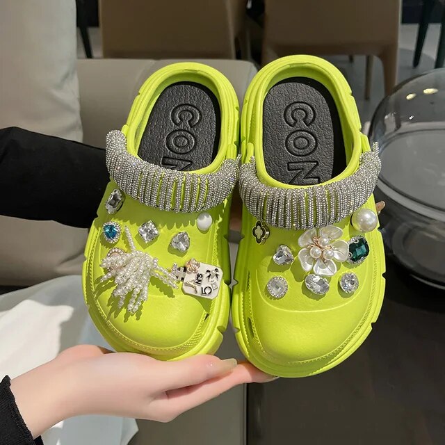 2023 New Fashion Charms Clogs Thick Sole Outdoor Women Slippers High Quality Summer Beach Sandals For Girls