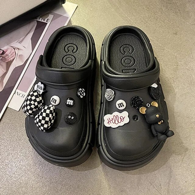 2023 New Fashion Charms Clogs Thick Sole Outdoor Women Slippers High Quality Summer Beach Sandals For Girls